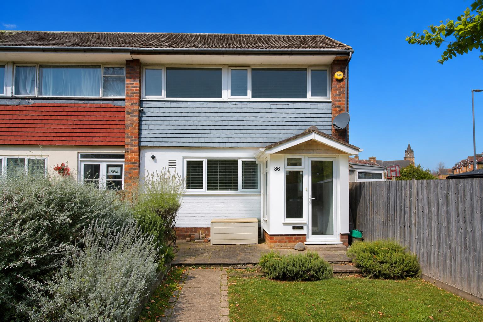 3 bed property in Manor Road, Wallington